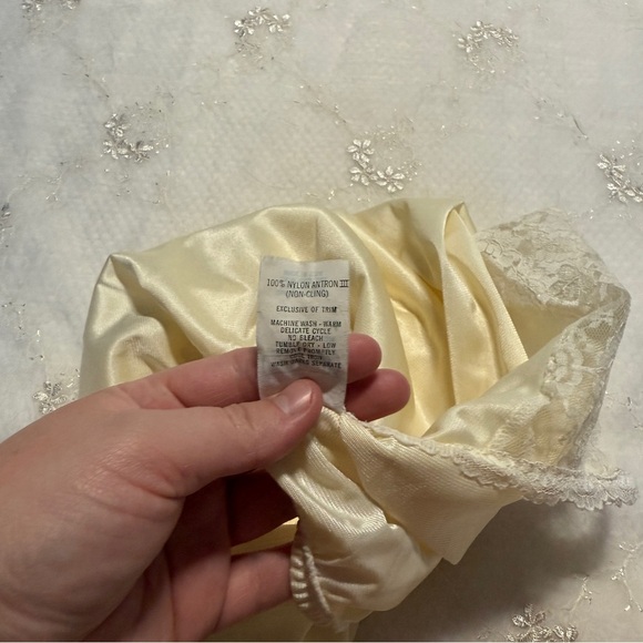 Vintage 70s Dutch Maid Cream Lace Nylon Tank Top – Size 34 (Made in USA) - Picture 4 of 4
